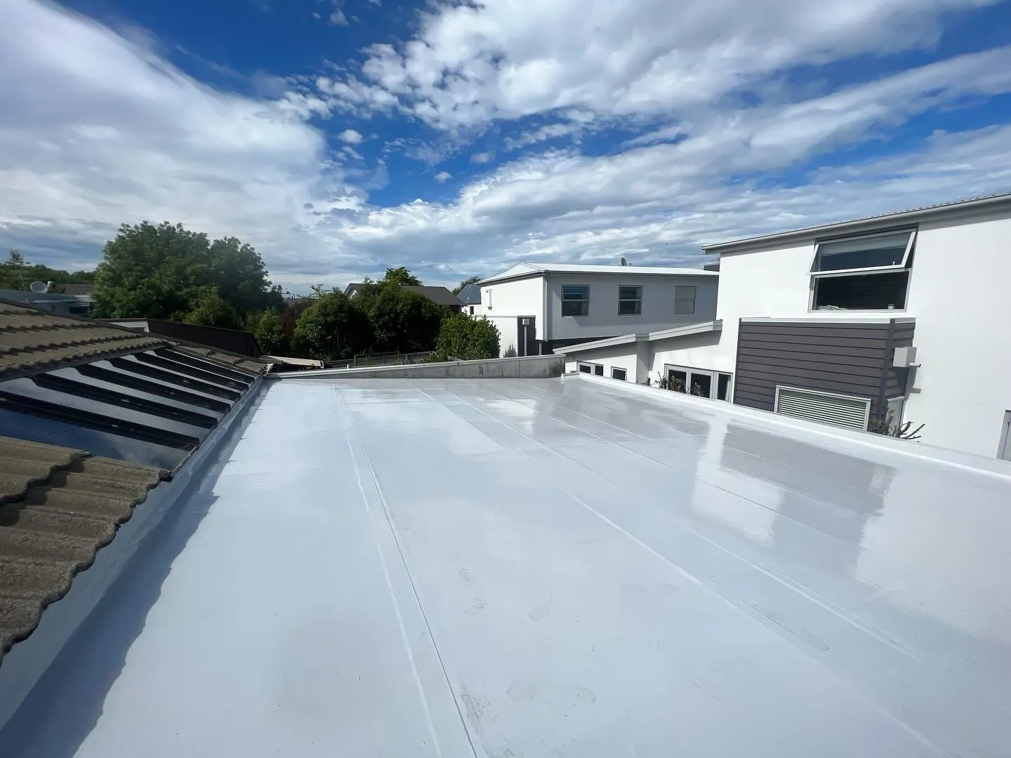 Seamless membrane roofing detail